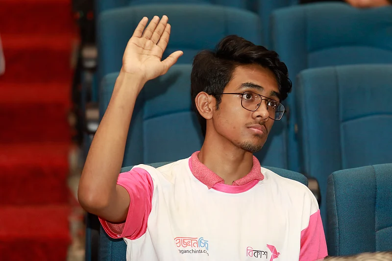 প্রশ্ন করতে চায়, হাত তুলে জানাচ্ছে এক শিক্ষার্থী