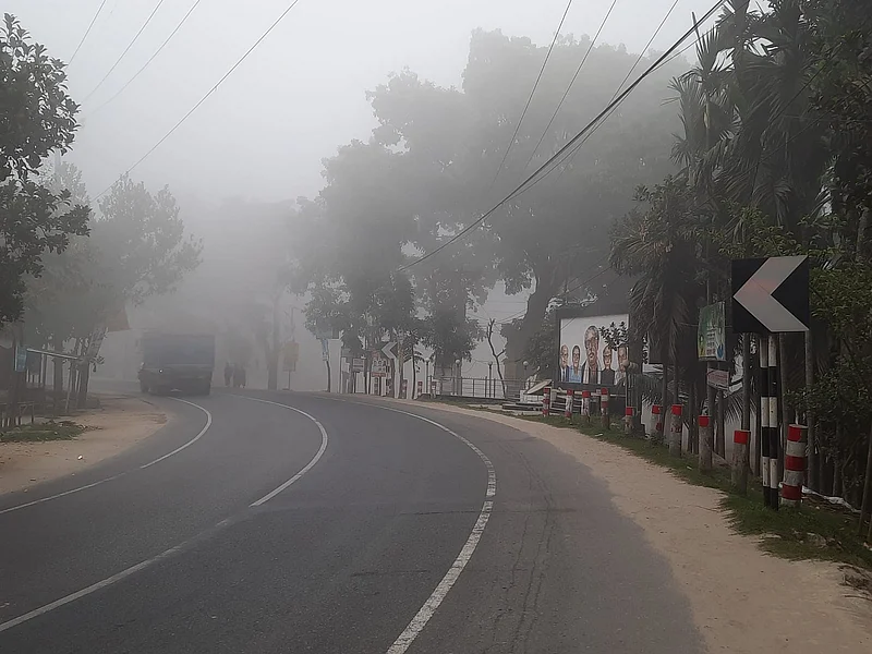 মহাসড়কে কুয়াশাঘেরা বাঁক