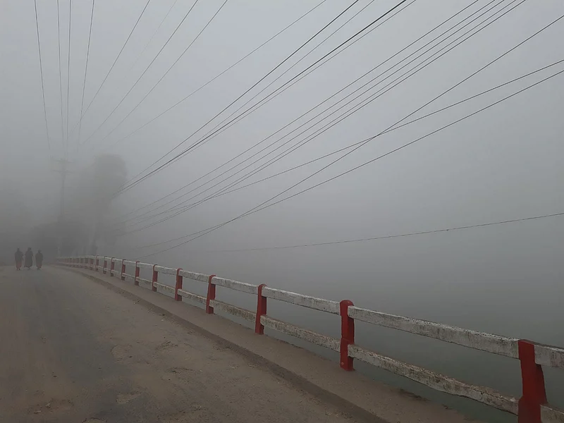 চারদিকে যেন ঘন ‘কুয়াশার’ ছড়াছড়ি, একটু দূরে কিছু দেখা যায় না