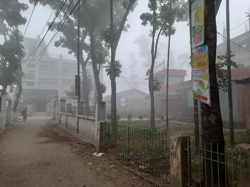 ডাকবাংলো এলাকা কুয়াশাঘেরা