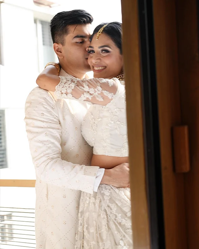 বিয়েতে ডিজাইনার সাফিয়া সাথীর নকশা করা ওপেন বাটন শেরওয়ানি পরেছেন সালমান