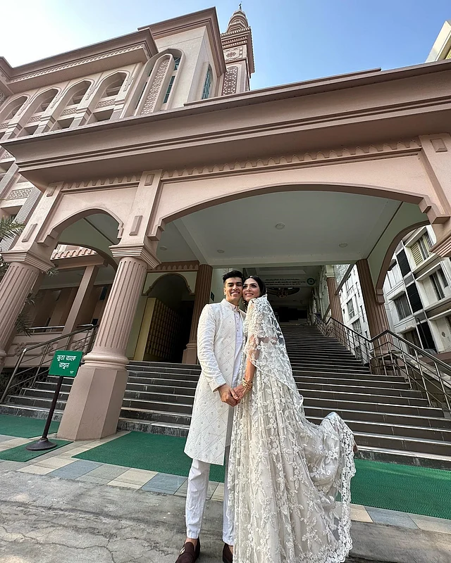 ডিজাইনার সাফিয়া সাথী জানান, সালমান মুক্তাদিরের পোশাকটি বিয়ের জন্য বিশেষভাবে ডিজাইন করা হয়নি। ফ্যাশন হাউসটির উইন্টার কালেকশন থেকে পোশাকটি পছন্দ করেছেন সালমান