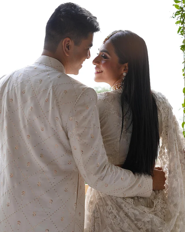 অফ হোয়াইট সুতি কাপড়ে মিনিমাল নকশাকে প্রাধান্য দেওয়া হয়েছে। ভেতরের পাঞ্জাবি ও পায়জামায় ছিল না তেমন কোনো কারুকাজ। ওপেন বাটন শেরওয়ানিতে করা হয়েছে হালকা সোনালি সিকুইনের কাজ ও হাতের সেলাই