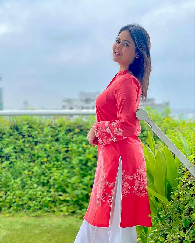 অভিনেত্রী আশনা হাবিব ভাবনা ঈদের দিন পরেছেন সাদা সুতায় হালকা হাতের কাজ করা হটপিংক সুতির কুর্তি। সাদা পালাজ্জোটাও খুব আরামদায়ক লাগছে দেখতে। খোলা চুল আর মিনিমাল মেকআপে অনন্যসুন্দর লাগছে ভাবনাকে।