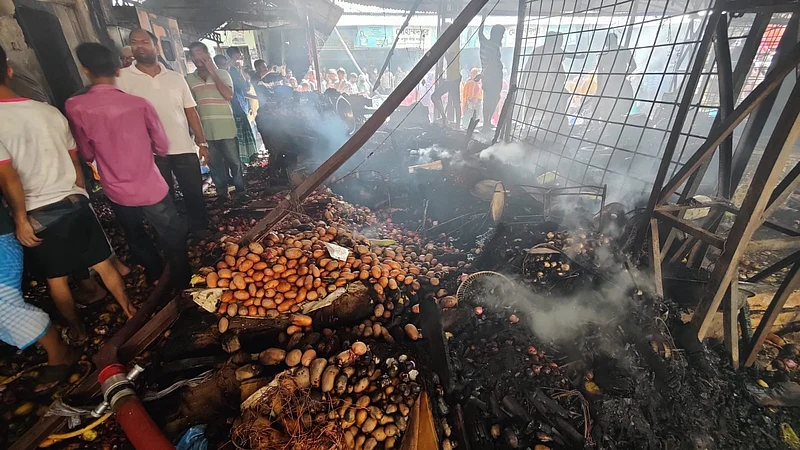 অক্ষত ও অর্ধপোড়া কিছু পণ্য।