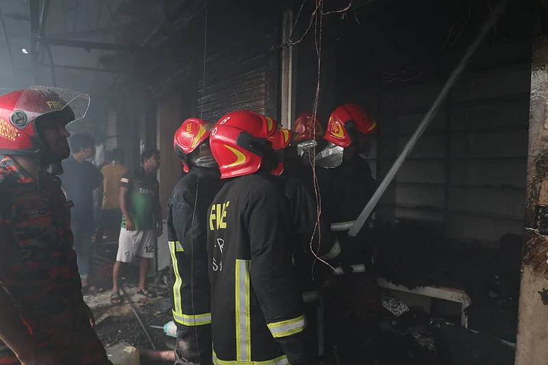 আগুন নিয়ন্ত্রণে ফায়ার সার্ভিসের ১৭টি ইউনিট কাজ করে।