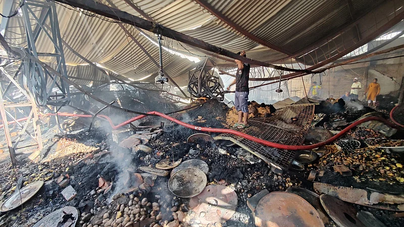 পুড়ে যাওয়া পণ্য দেখছেন দোকানিরা।