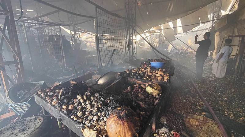 আগুনে পুড়ে যাওয়া কাঁচা পণ্য।