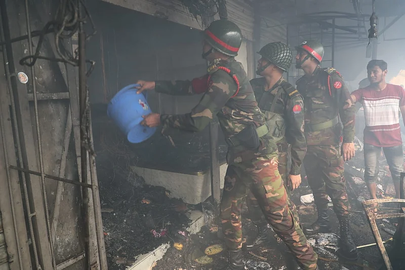 আগুন নিয়ন্ত্রণে কাজ করেন সেনাবাহিনীর সদস্যরা।
