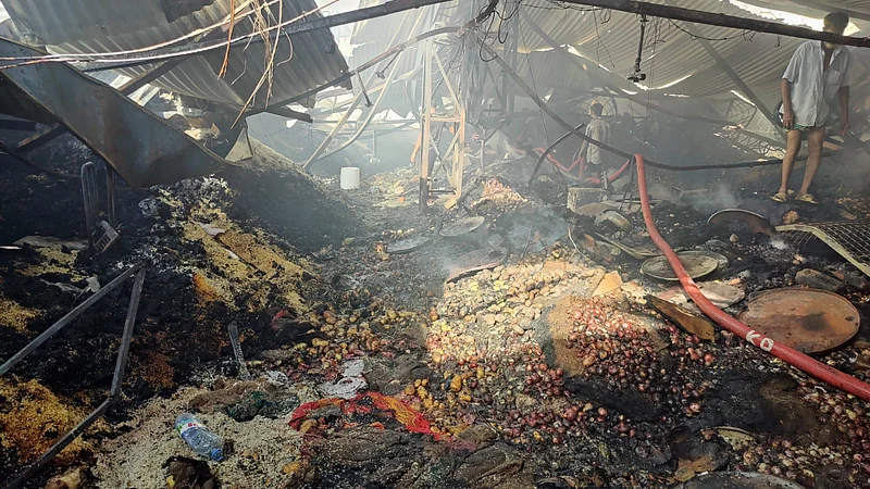 আগুনে পুড়ে যাওয়া চাল ও কাঁচা পণ্য।