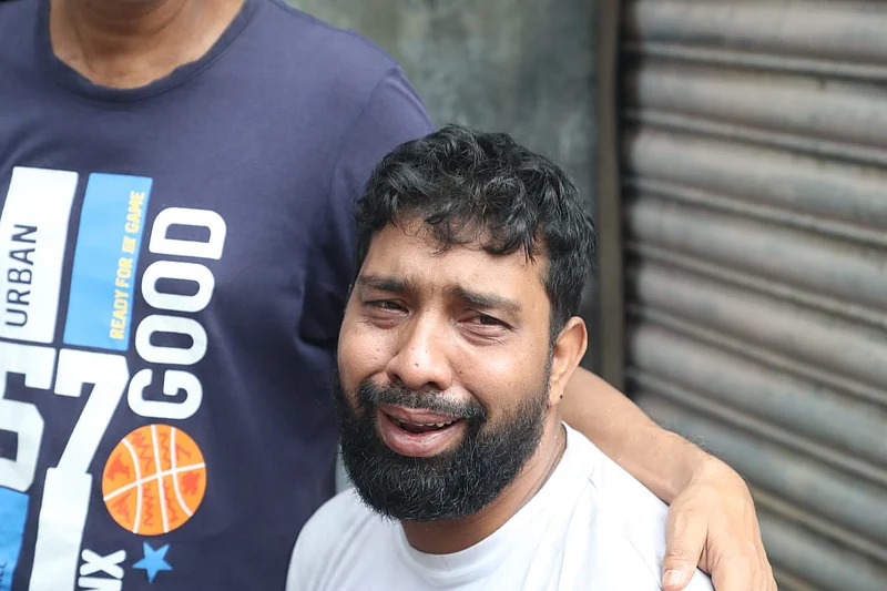 ক্ষতিগ্রস্ত এক ব্যক্তি কান্নায় ভেঙে পড়েছেন।