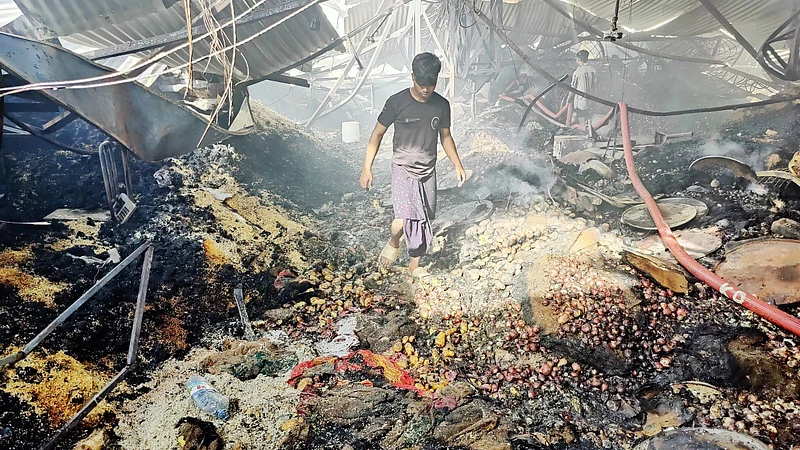 আগুনে পুড়ে গেছে মার্কেটের অনেক দোকান।