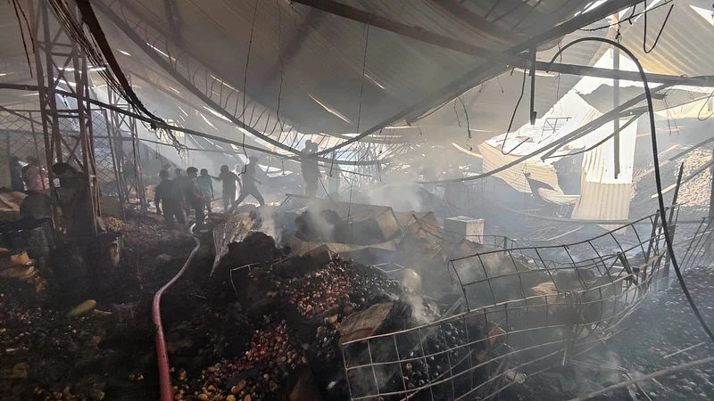 কোনো পণ্য অক্ষত আছে কি না, তা দেখছেন দোকানিরা।