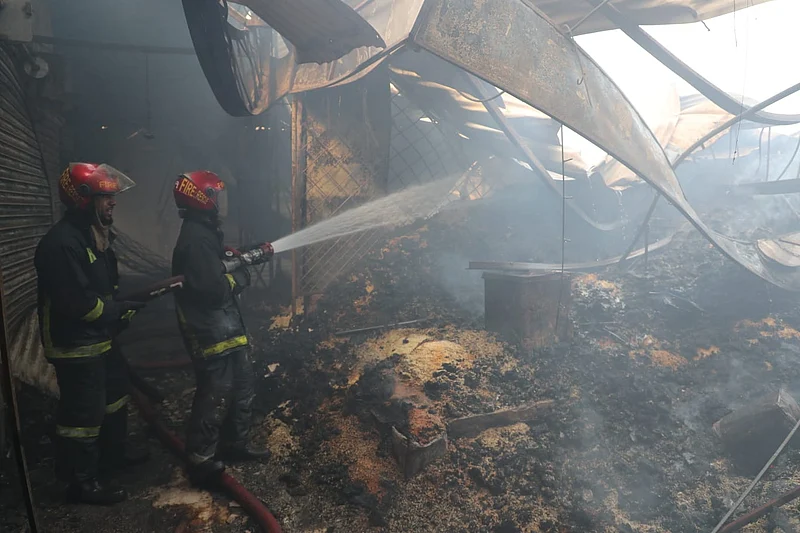 আগুন নিয়ন্ত্রণে পানি ছুড়ছেন ফায়ার সার্ভিসের সদস্যরা।