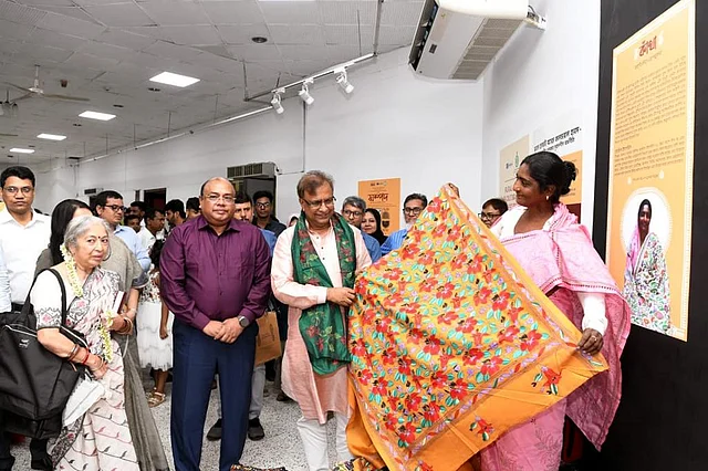 আমিনার কাঁথা দেখছেন মন্ত্রী ও অন্যন্যরা