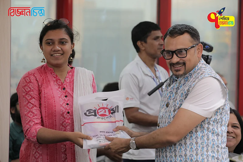 অধ্যাপক ফারসীম মান্নান মোহাম্মদী পুরস্কার তুলে দিচ্ছেন আরেক কুইজজয়ীর হাতে