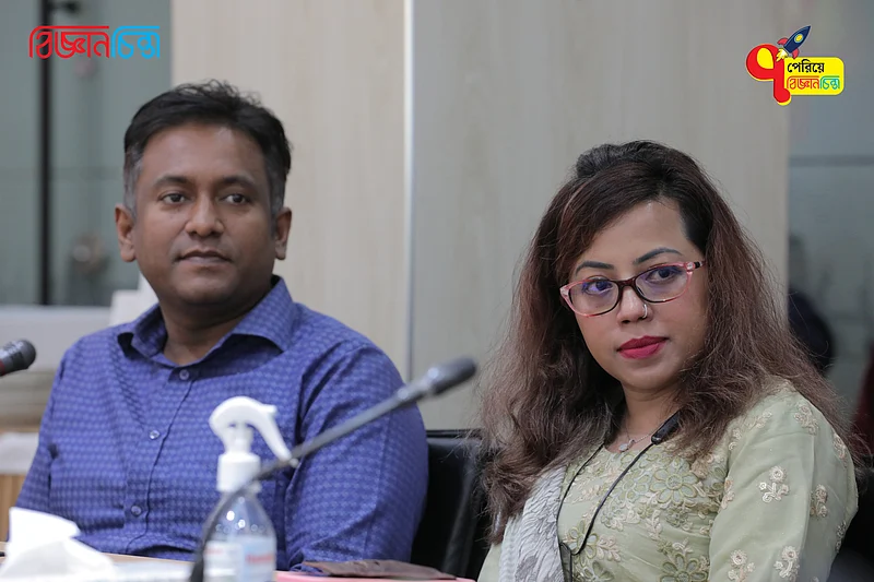 অনুষ্ঠানে উপস্থিত ছিলেন বিকাশের আরও দুই কর্মকর্তা মাহবুবুর রহমান শাকিল (বাঁয়ে) ও সায়মা আহসান (ডানে)