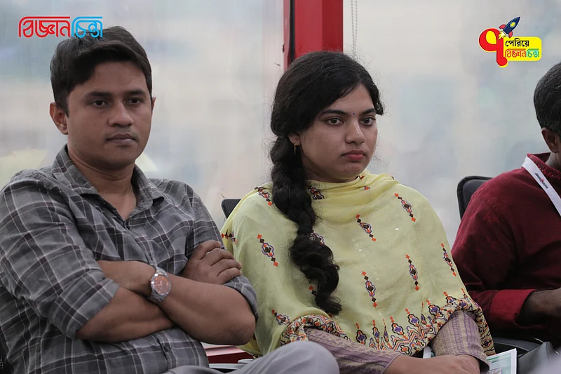 বিজ্ঞানচিন্তার ম্যগাজিন সমন্বয়ক শাহাদাত ফয়েজ ওয়াইসি (বাঁয়ে) অতিথিদের বক্তব্য শুনছেন। ডানে এক পাঠকও শুনছেন বক্তব্য।