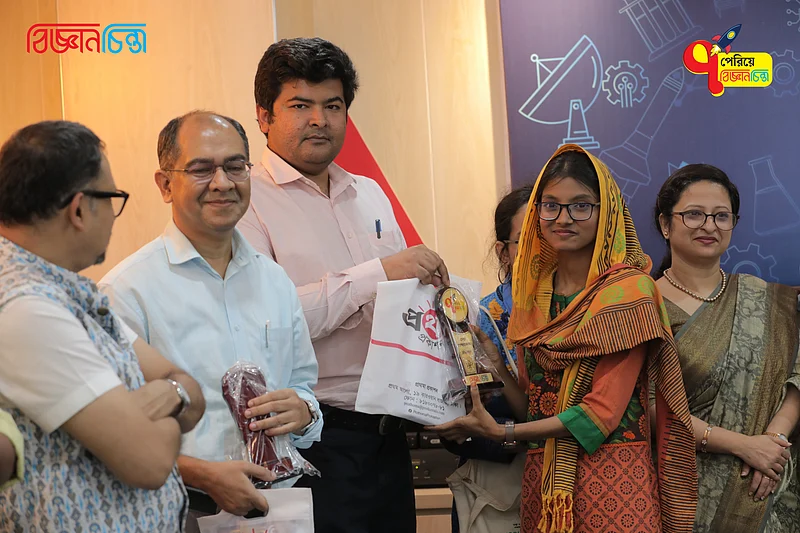 ফাহমিদা আফরিনের হাতে সেরা স্বেচ্ছাসেবীর পুরস্কার তুলে দেওয়া হচ্ছে
