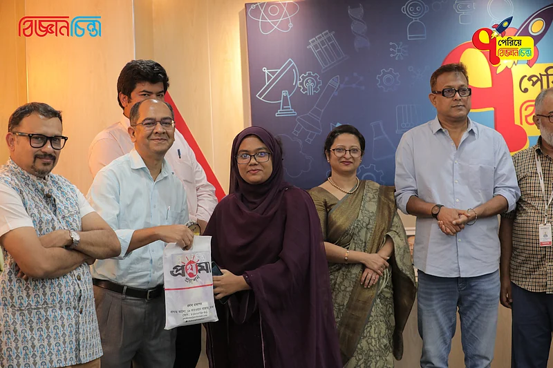 সুস্মিতাও বিজ্ঞানচিন্তার সেরা স্বেচ্ছাসেবী, পুরস্কার নিচ্ছেন