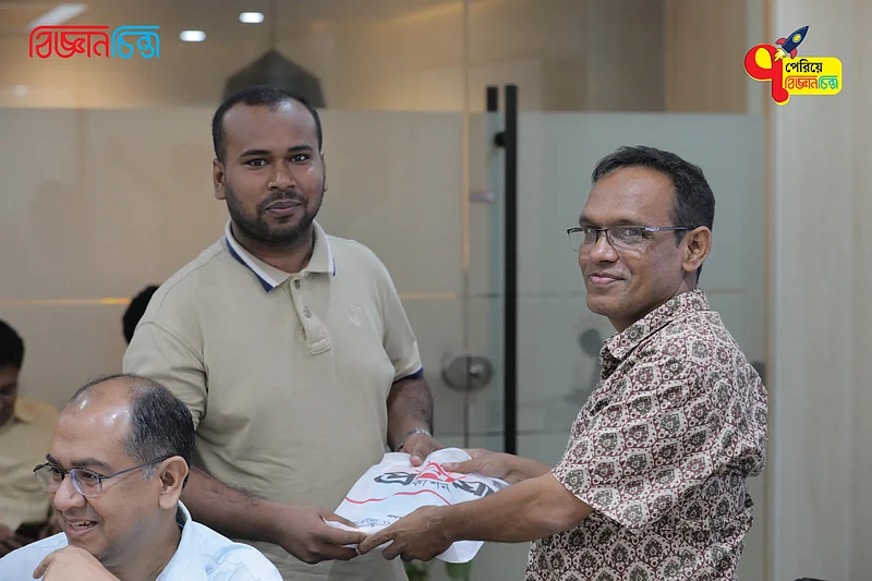 এক বিজয়ী কুইজের পুরস্কার নিচ্ছেন বিজ্ঞানবক্তা আসিফের হাত থেকে