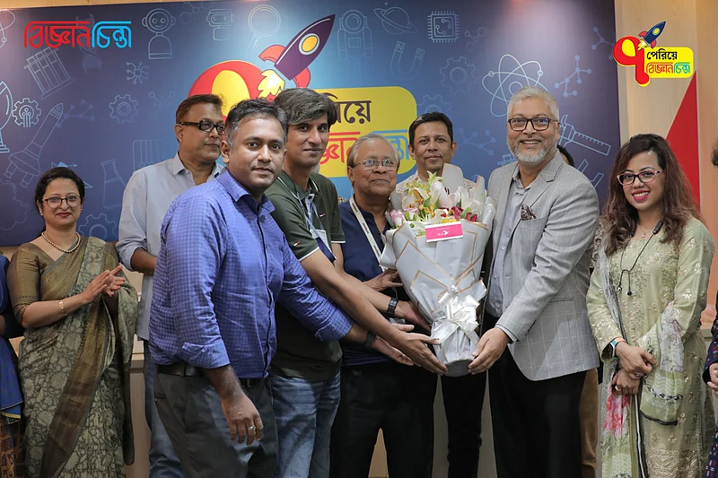 বিকাশের পক্ষ থেকে ফুলেল শুভেচ্ছা স্মারক তুলে দেওয়া হচ্ছে, গ্রহণ করেছেন বিজ্ঞানচিন্তার সম্পাদক আব্দুল কাইয়ুম ও নির্বাহী সম্পাদক আবুল বাসার