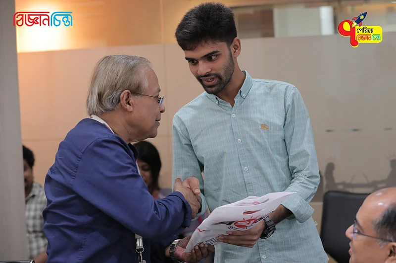 পাঠকদের জন্য ছিল কুইজ। এক বিজয়ীর হাতে পুরস্কার তুলে দিচ্ছেন সম্পাদক আব্দুল কাইয়ুম।