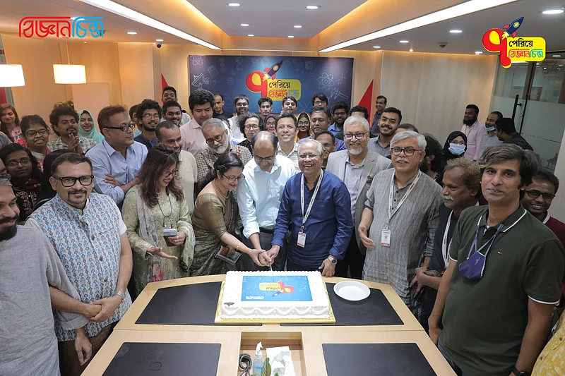 জন্মদিনে কেক কাটছেন পাঠক ও অতিথিরা
