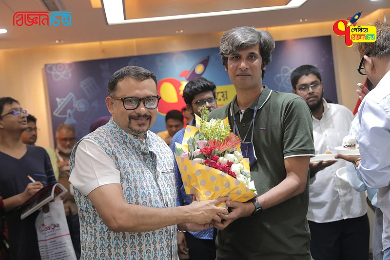 বাংলাদেশ বিজ্ঞান জনপ্রিয়করণ সমিতির পক্ষ থেকে অধ্যাপক ফারসীম মান্নান মোহাম্মদী (বাঁয়ে) ফুল তুলে দেন বিজ্ঞানচিন্তার নির্বাহী সম্পাদক আবুল বাসারের (ডানে) হাতে