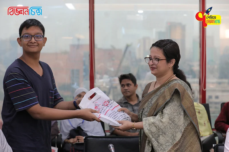 অধ্যাপক লাফিফা জামালের হাত থেকে পুরস্কার নিয়ে দারুণ খুশি এক কুইজ বিজয়ী