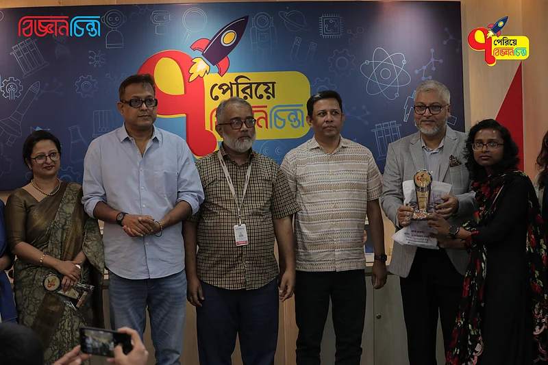 সেরা স্বেচ্ছাসেবী সিরাজাম মুনিরা পুরস্কার নিচ্ছেন