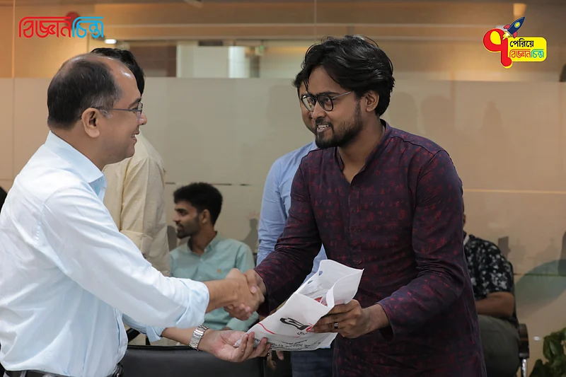 আরেক কুইজ বিজয়ীর হাতে পুরস্কার তুলে দিচ্ছেন অধ্যাপক আরশাদ মোমেন