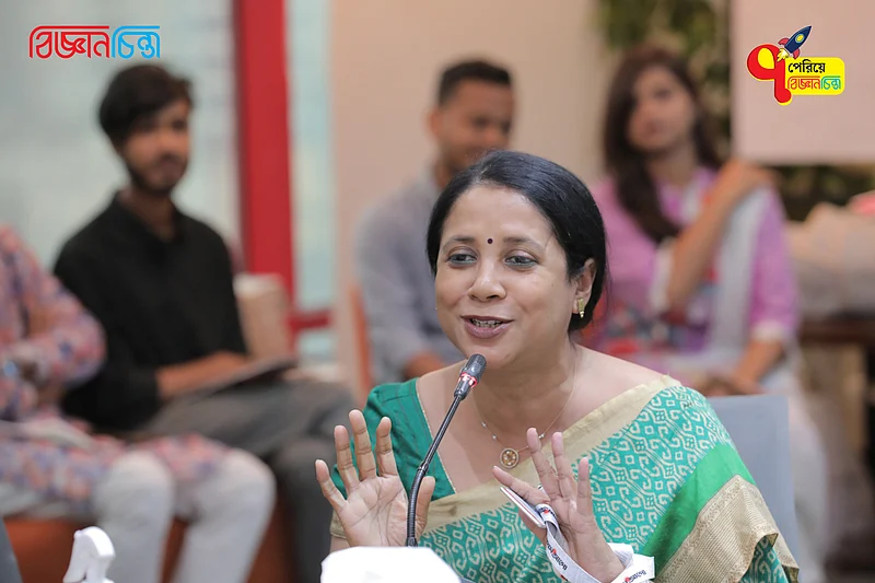 প্রথমার কর্মকর্তা মেরিনা ইয়াসমিন শুভেচ্ছা জানান বিজ্ঞানচিন্তাকে