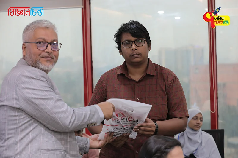 বিকাশের কর্মকর্তা হুমায়ুন কবির পুরস্কার তুলে দিচ্ছেন এক পাঠকের হাতে