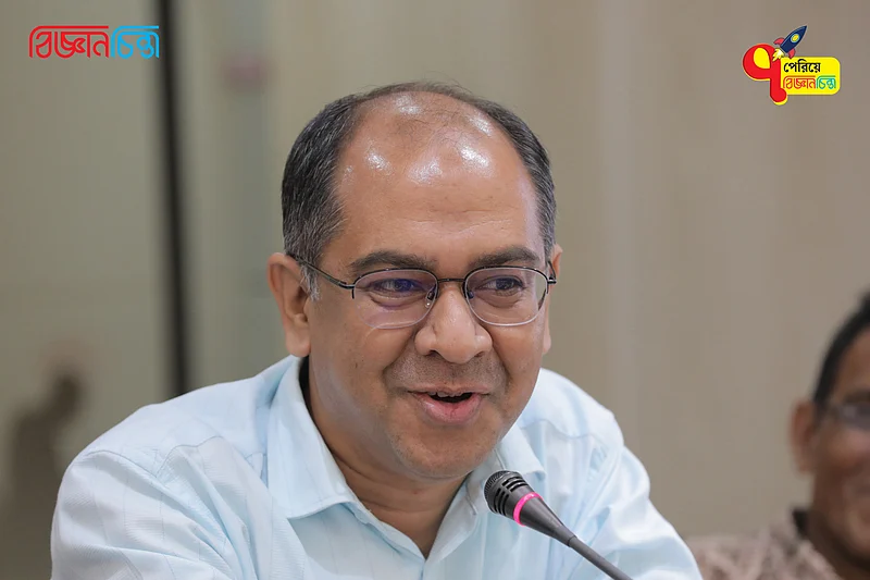 বাংলাদেশ ফিজিকস অলিম্পিয়াডের কোচ ও ইনডিপেনডেন্ট ইউনিভার্সিটি বাংলাদেশের ফিজিক্যাল সায়েন্সেস বিভাগের অধ্যাপক আরশাদ মোমেন বক্তব্য রাখছেন