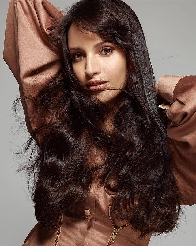 চুল নিয়ে খুব নিরীক্ষা চালাননা তৃপ্তি। তাঁর ন্যাচারল চুলই জাদু ছড়াতে যথেষ্ট।