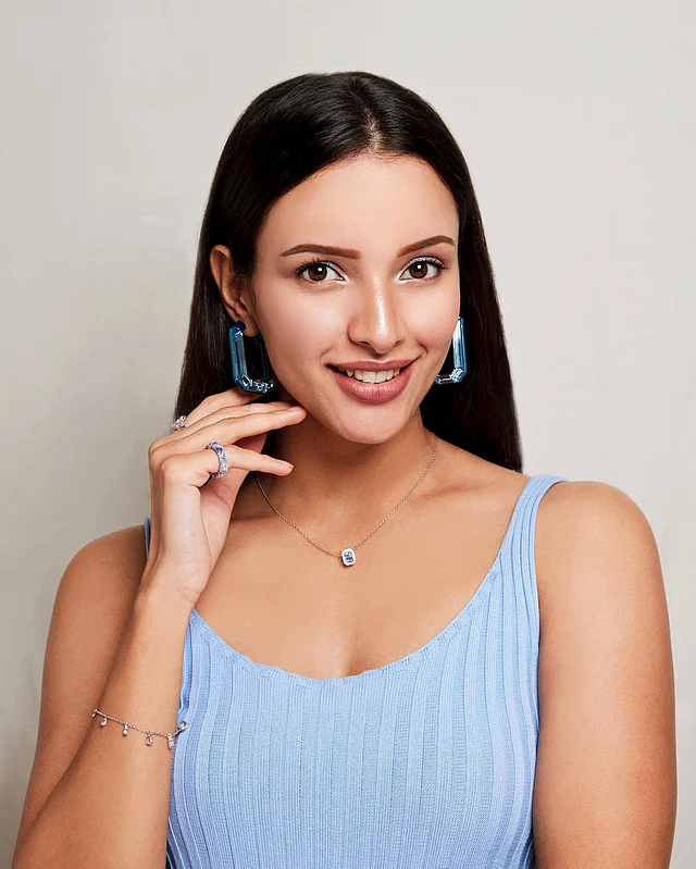 খুব বেশি মেকআপ করতে দেখা যায়না তৃপ্তিকে। ন্যুড বা হালকা শেডের লিপকালারেই দেখা যায় বেশি তাঁকে