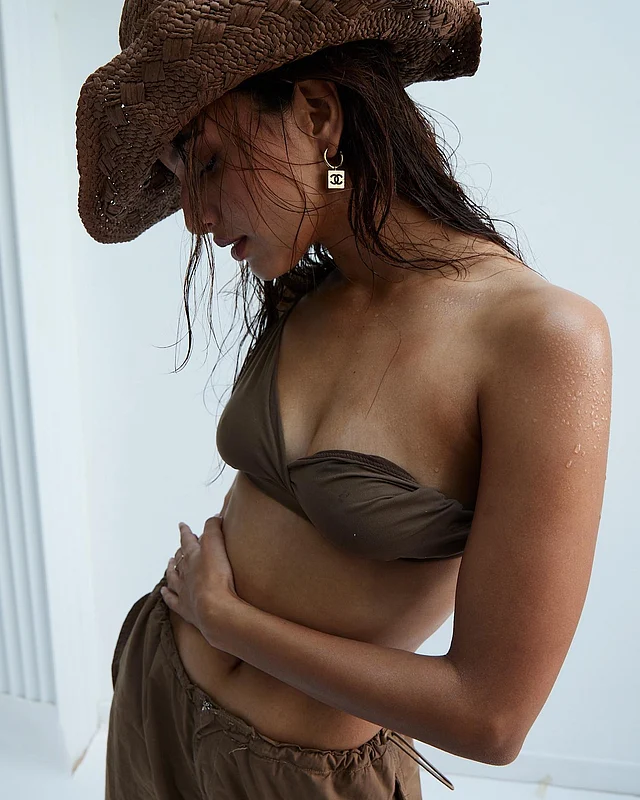 কিছুটা 'পেটিট' বা ক্ষীণকায় ফিগারের তৃপ্তির মাঝে এক ধরনের পশ্চিমা আমেজ আছে।