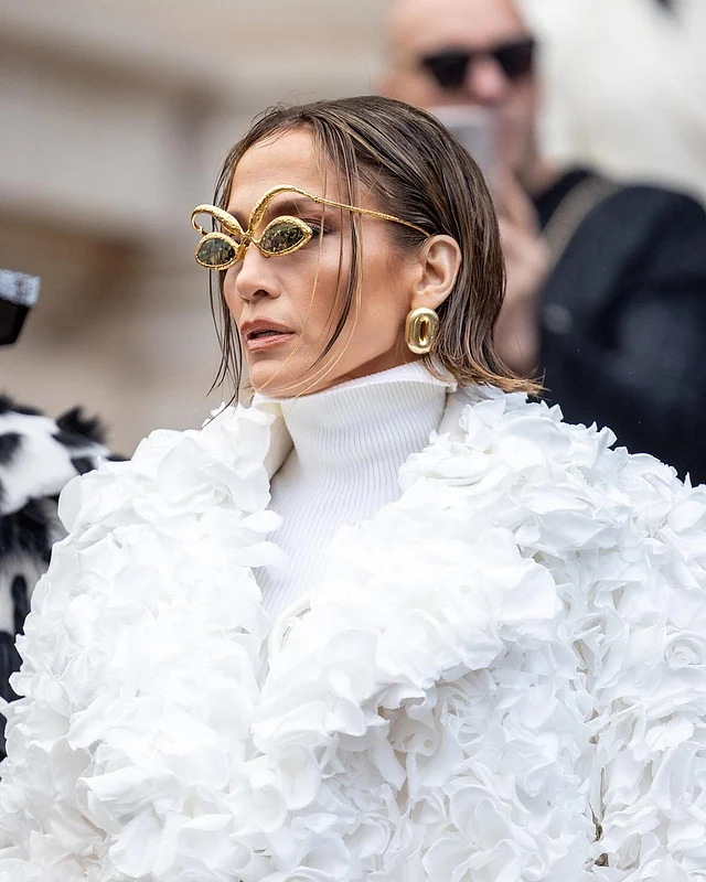 সানগ্লাসটি ভিন্টেজ অপেরা গ্লাসের কথা মনে করিয়ে দিচ্ছে