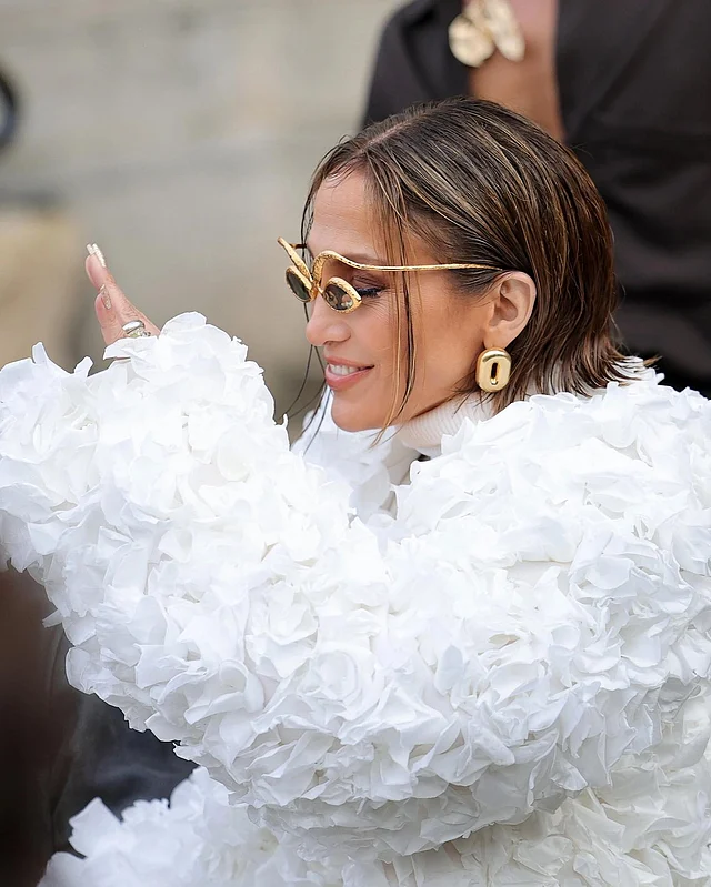 জেলোর সানগ্লাস নিয়েও চলছে জোর আলোচনা। এমন 'ভ্রুওয়ালা' সানগ্লাস আগে কে কবে দেখেছে! সোনালি ফ্রেমে সোনালি টিন্ট দেওয়া কাঁচ। ম্যাচিং সোনালি দুল পরেছেন এই হলিউড ডিভা।