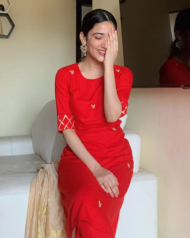 লাল ছিমছাম ড্রেসের সঙ্গে চুল টেনে বেঁধেছেন মেধা