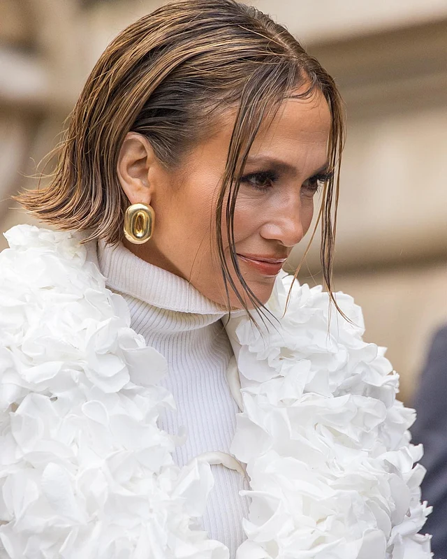 লম্বা চুলের জেলোর নতুন বব কাট ওয়েট লুক হেয়ারস্টাইলও নজর কাড়ছে সবার।