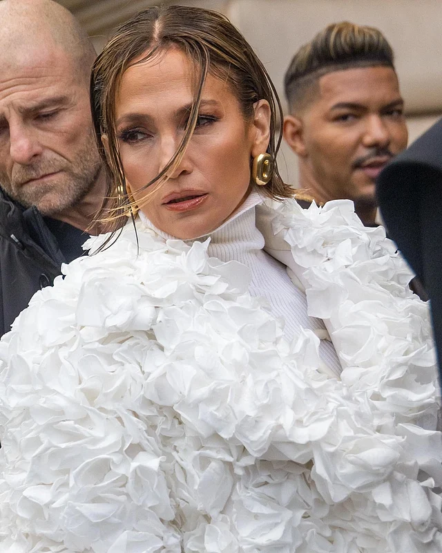 জেনিফার লোপেজকে ওত কতুর কুইন বলা হয়। আর স্ক্যাপারেল্লির কোটটি এদিক থেকে আরেক ধাপ এগিয়ে নিল তাঁকে