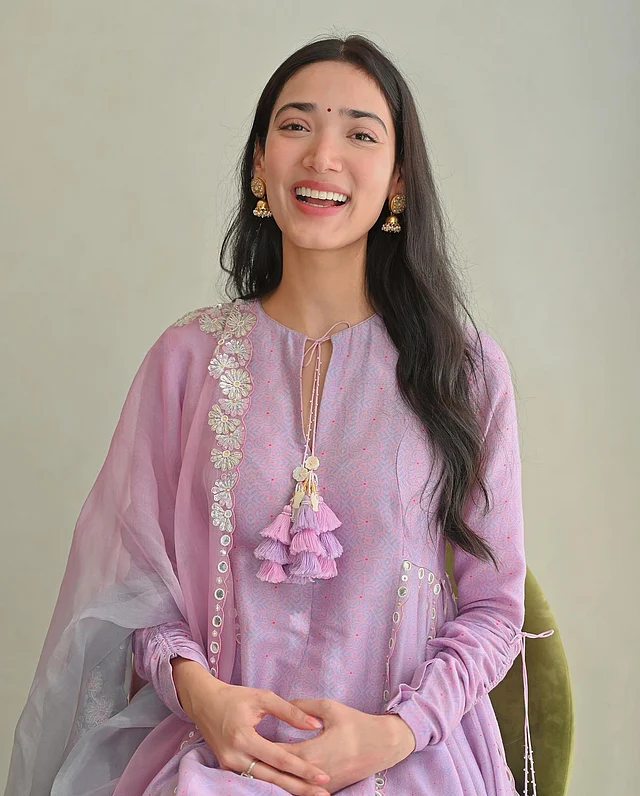 ট্যাসেল ডিটেইলিং দেওয়া ল্যাভেন্ডার সালওয়ার কামিজের সঙ্গে ঝুমকা আর ছোট কালো টিপে স্নিগ্ধ মেধা