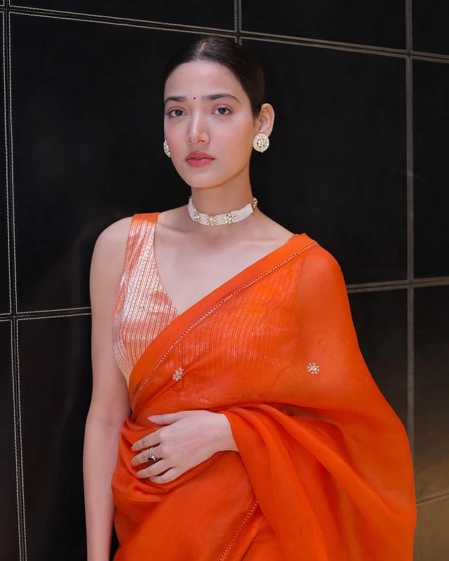 গ্ল্যামারাস শাড়ির লুকে মেধা শংকর।