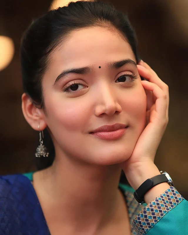 সাধারণ সাজ, ছোট কালো টিপ, ঝুমকা আর মায়াময় মুখ-এই হচ্ছে শ্রদ্ধা জোশি্ররূপে মেধা শংকরের লুক