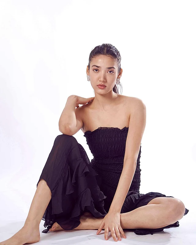 বাস্তব জীবনের মেধা অবশ্য বেশ স্টাইলিশ। পরেছেন এখানে অফ দ্য শোল্ডার টিউব টপের একটি কালো ড্রেস। ওপেরের অংশে স্মকিং করা। তবে মেক-আপের বালাই নেই।