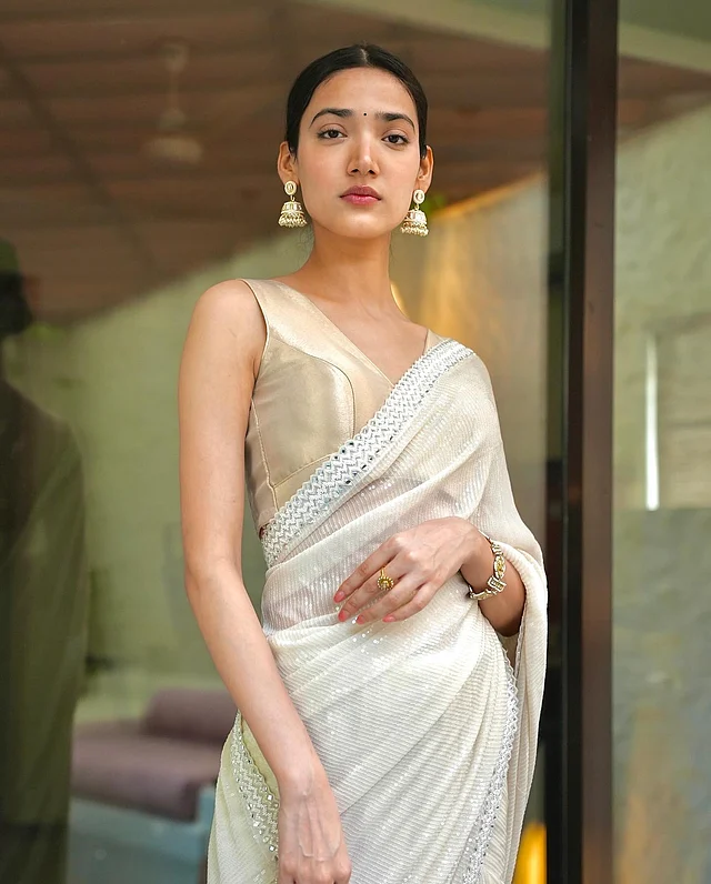 সাদায় মানায় খুব এই অভিনেত্রীকে। ঝুমকা পরেন তিনি প্রায়ই। সাদা শাড়ির সঙ্গে কোনো মেক-আপ নেই লুকে।