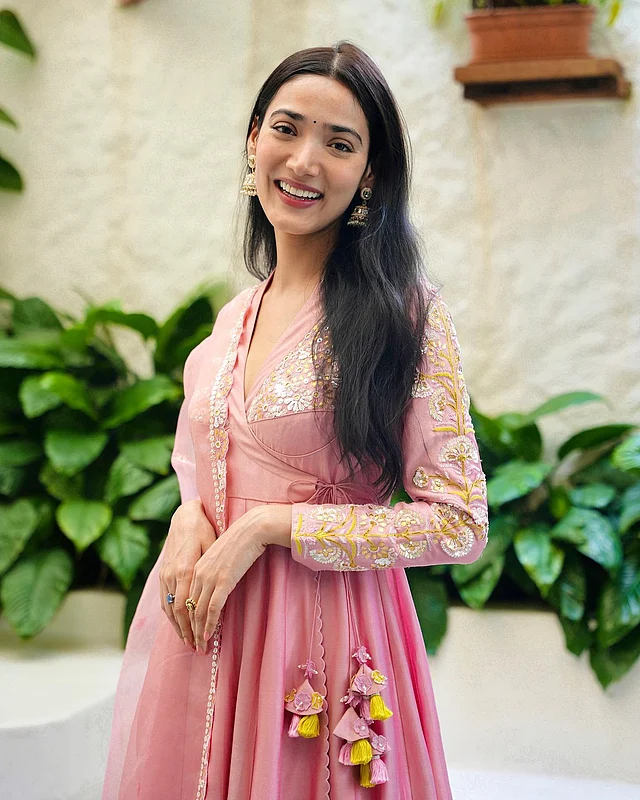 তাঁর দেশি লুকেই মুজে আছেন অবশ্য ভক্তরা এখন। মেধাও তাই এথনিক পোশাকেই সামনে আসছেন বেশি।