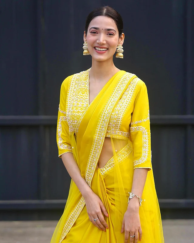 মিষ্টি হাসি, সুন্দর মুখশ্রী আর দারুণ ফিগারের সঙ্গে সাবলীল পর্দা উপস্থিতি মিলে এখন কোন সন্দেহ নেই, মেধা শংকরই সকলের নতুন বলিউড ক্রাশ।